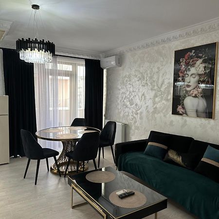 Apartament Simoni プロイェシュティ エクステリア 写真