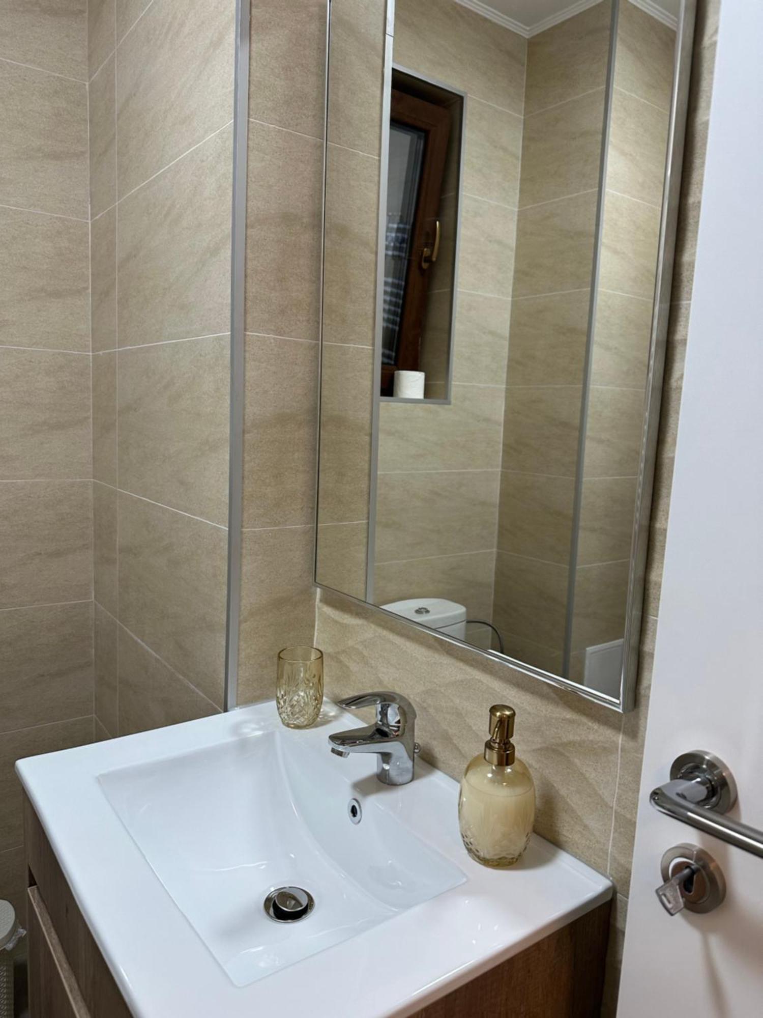Apartament Simoni プロイェシュティ エクステリア 写真
