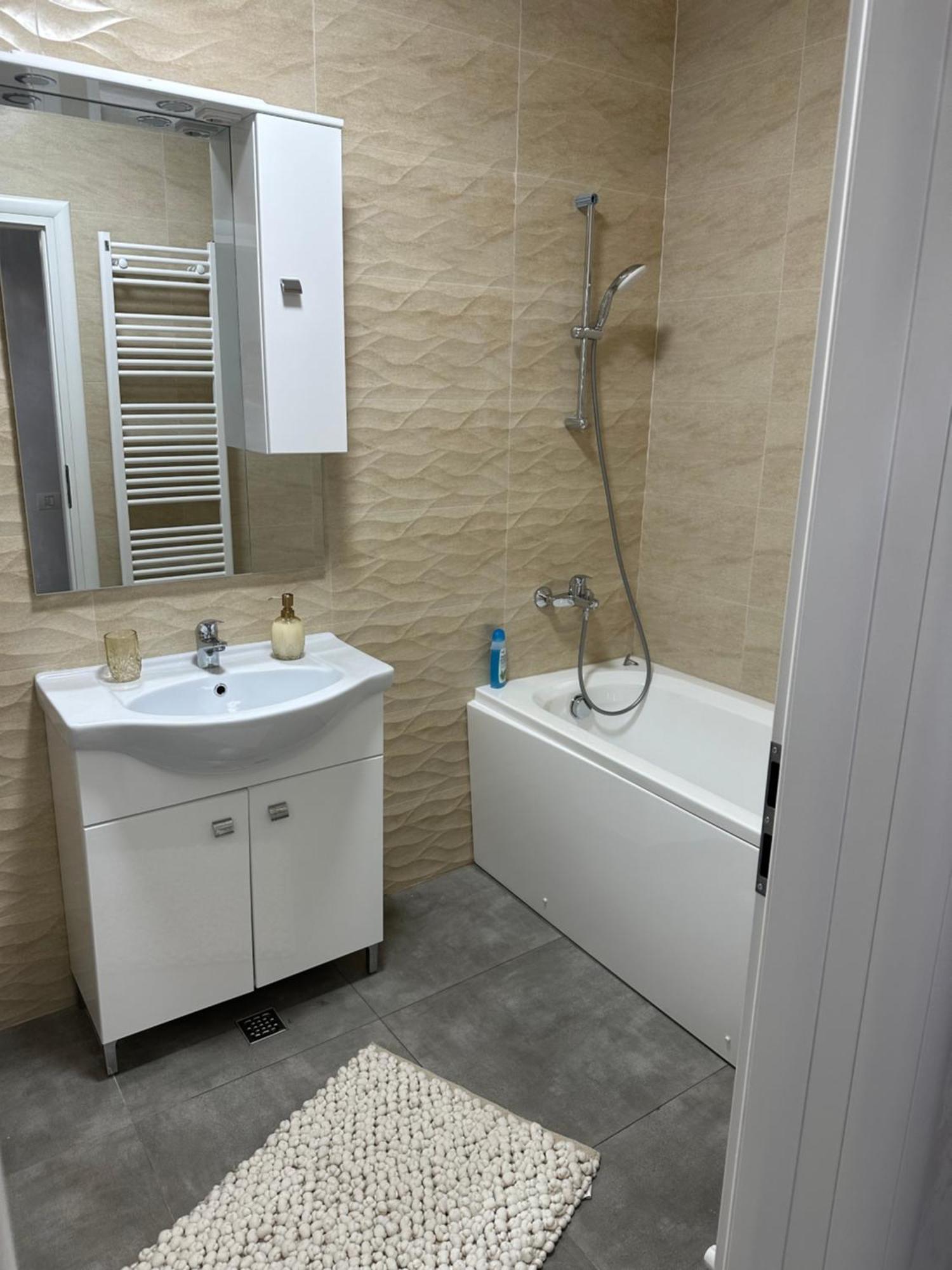 Apartament Simoni プロイェシュティ エクステリア 写真
