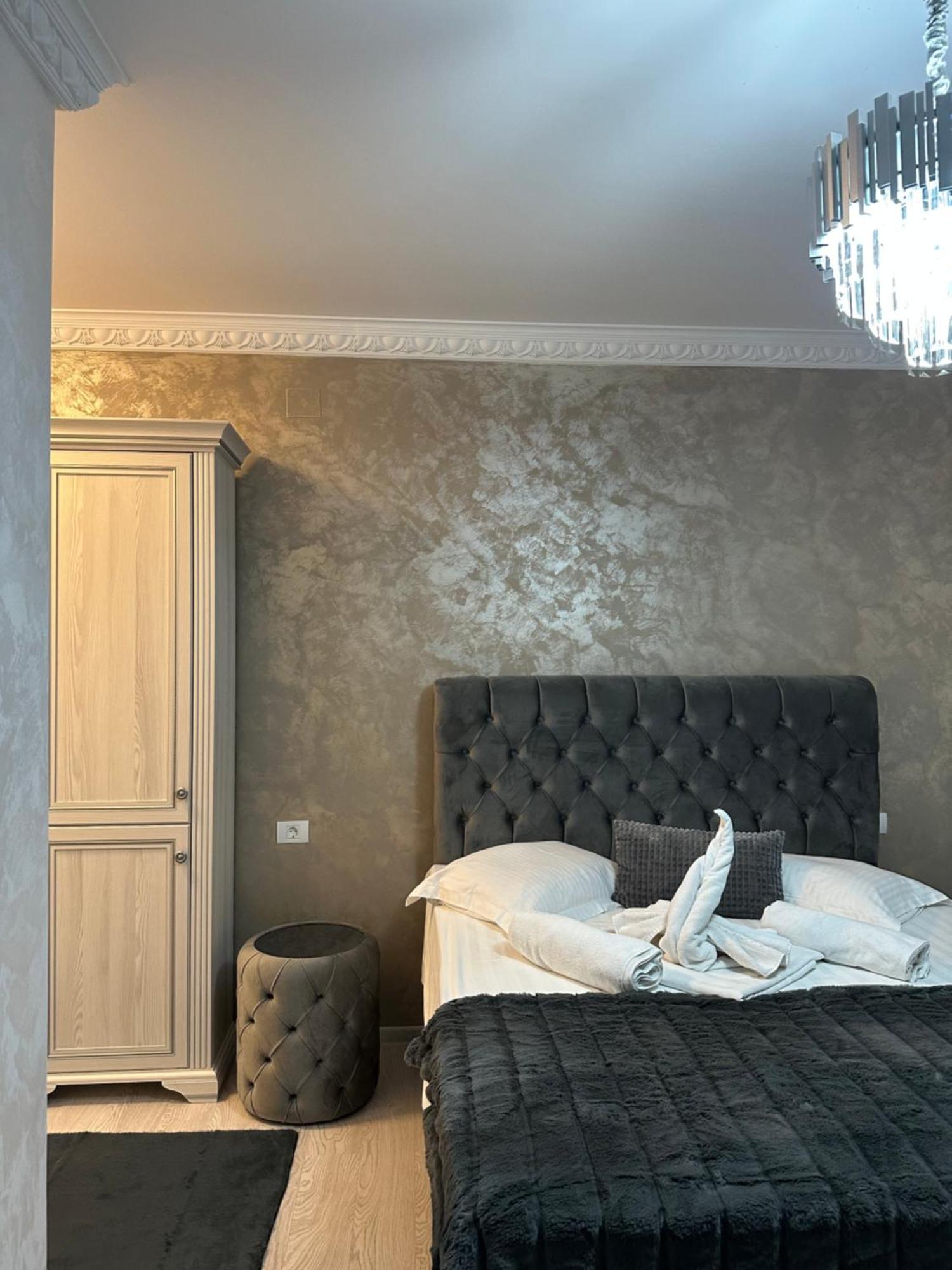 Apartament Simoni プロイェシュティ エクステリア 写真